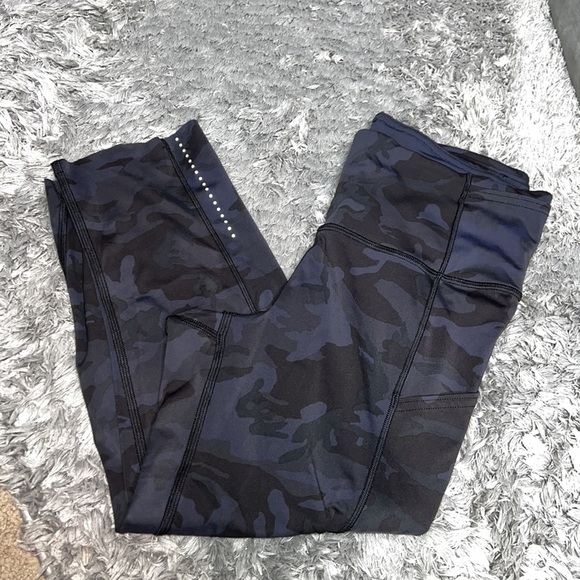 Lululemon Camo Print Cropped Leggings W/Side Pockets - Picture 2 of 9